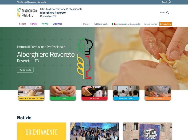 Homepage del sito dell'Istituto di Formazione Professionale Alberghiero Rovereto: intestazione con logo e menu Scuola, Servizi, Novità e Didattica, grande immagine di apertura, accesso ai percorsi di studio e sezione Notizie.